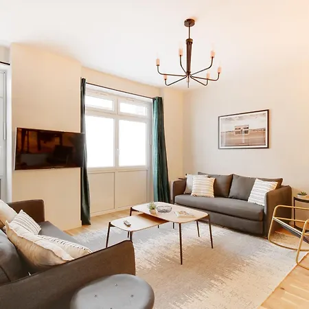 شقة Explore Local Bakeries From A Boho Artist Loft