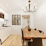 דירה Explore Local Bakeries From A Boho Artist Loft *